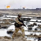 Britischer Soldat auf Patrouille in Ölfeldern im Irak